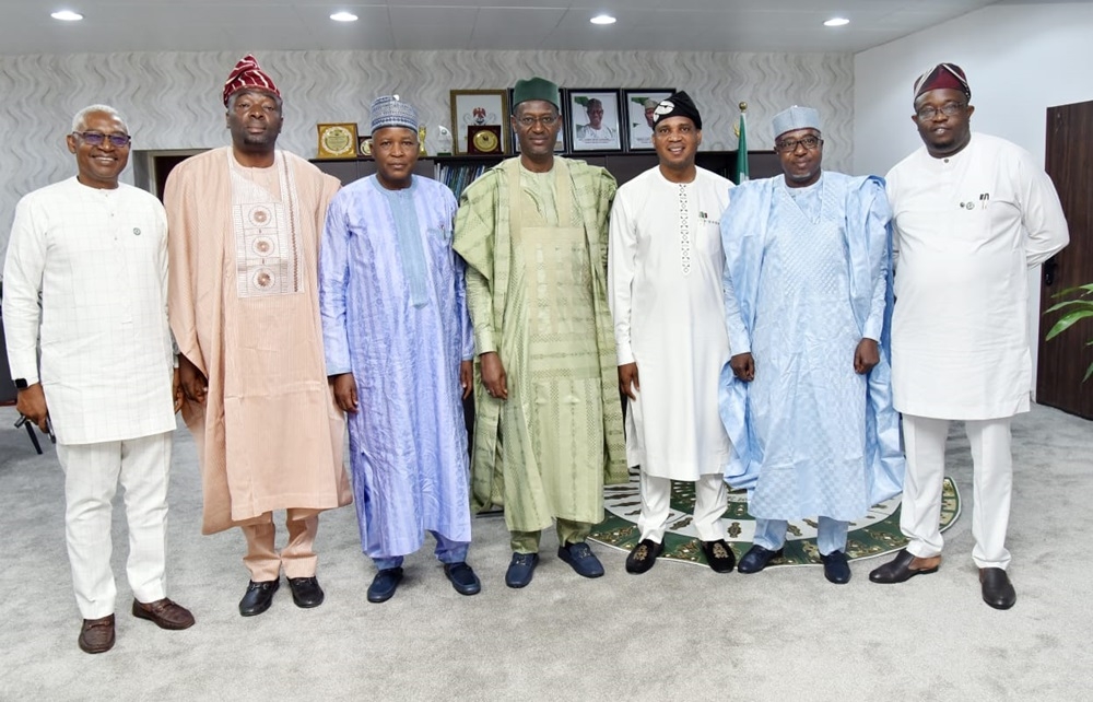 HON. MINISTER OF HOUSING AND URBAN DEVELOPMENT, ARC. AHMED MUSA DANGIWA AT A MEETING WITH THE NEW MANAGEMENT TEAMS OF THE FEDERAL MORTGAGE BANK OF NIGERIA (FMBN) AND THE FEDERAL HOUSING AUTHORITY (FHA) ON MONDAY 19TH FEBRUARY 2024