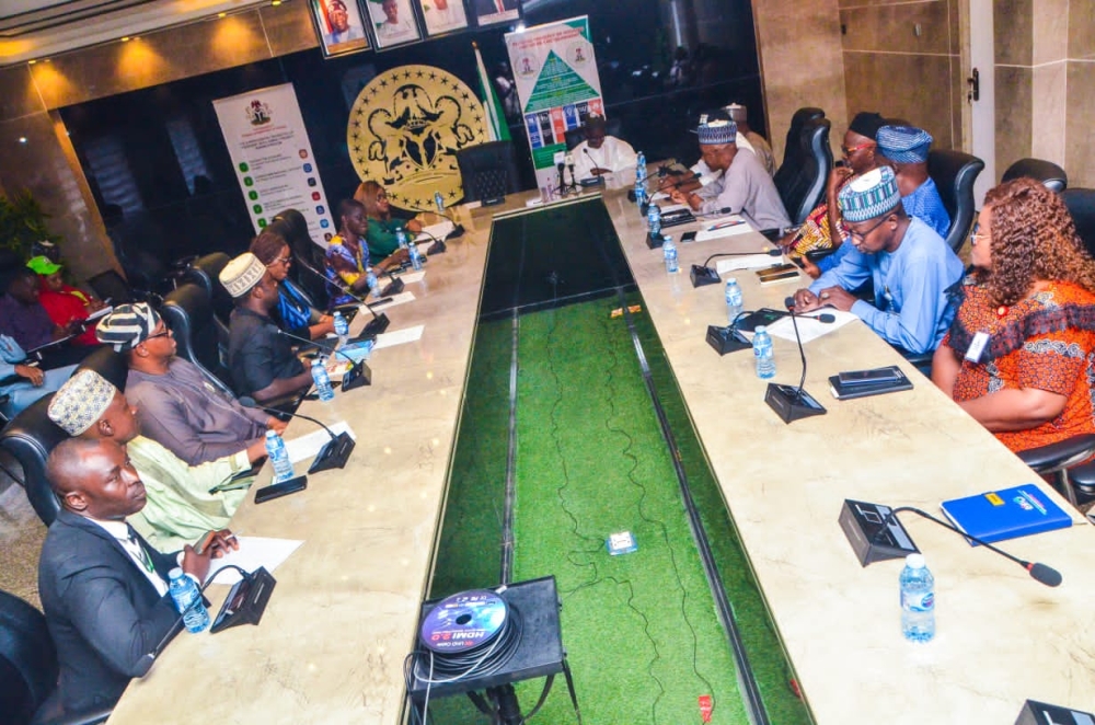 Minister Arch Ahned Dangiwa and Minister of State, Rt Hon Yusuf Ata in a group photograph with NUJ FCT Chairperson,  Grace Ike & members of her team during a courtesy visit to the FMHUD.