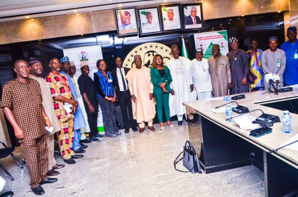 Minister Arch Ahned Dangiwa and Minister of State, Rt Hon Yusuf Ata in a group photograph with NUJ FCT Chairperson,  Grace Ike & members of her team during a courtesy visit to the FMHUD.
