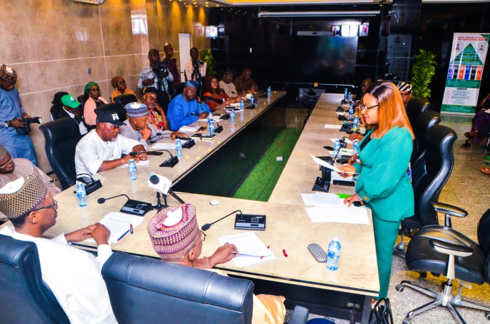 Minister Arch Ahned Dangiwa and Minister of State, Rt Hon Yusuf Ata in a group photograph with NUJ FCT Chairperson,  Grace Ike & members of her team during a courtesy visit to the FMHUD.