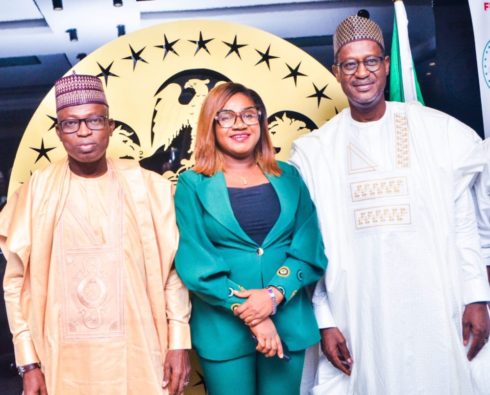 Minister Arch Ahned Dangiwa and Minister of State, Rt Hon Yusuf Ata in a group photograph with NUJ FCT Chairperson,  Grace Ike & members of her team during a courtesy visit to the FMHUD.