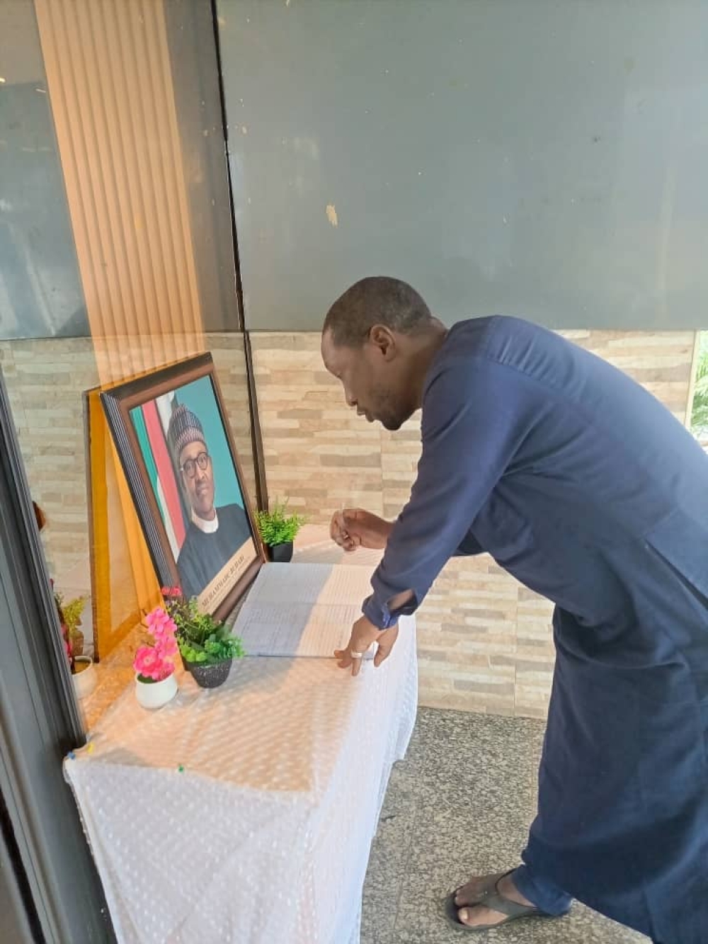 The Permanent Secretary,  Federal Ministry of Housing and Urban Development,  Dr Shuaib Belgore, led Management staff of the Ministry to sign the condolence register in honour of the late former President of the Federal Republic of Nigeria, His Excellency Muhammadu Buhari, GCFR, at the FMHUD heaquarters,  Mabushi, Abuja.